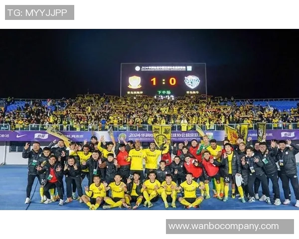 米兰同城德比胜利后球员们在餐厅欢庆继续热烈庆祝